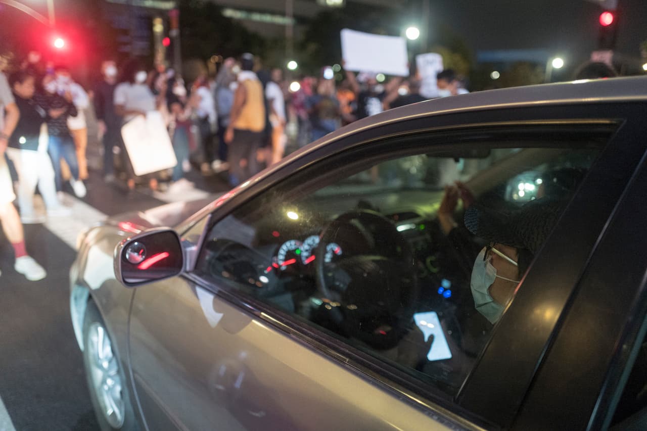 Por otra parte, conductores no relacionados con la protesta también vivieron momentos de angustia atrapados entre la tensión de manifestantes y la policía.