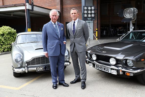 <b><a href="https://people.com/movies/prince-charles-is-considering-role-in-the-latest-james-bond-film-after-visiting-set-report/" target="_blank">People</a></b> afirma que cuando el príncipe Carlos posó para una foto con Craig, frente al auto Aston Martin Vantage de 1980, dijo: "Los autos son lo interesantes aquí, mucho más interesantes".