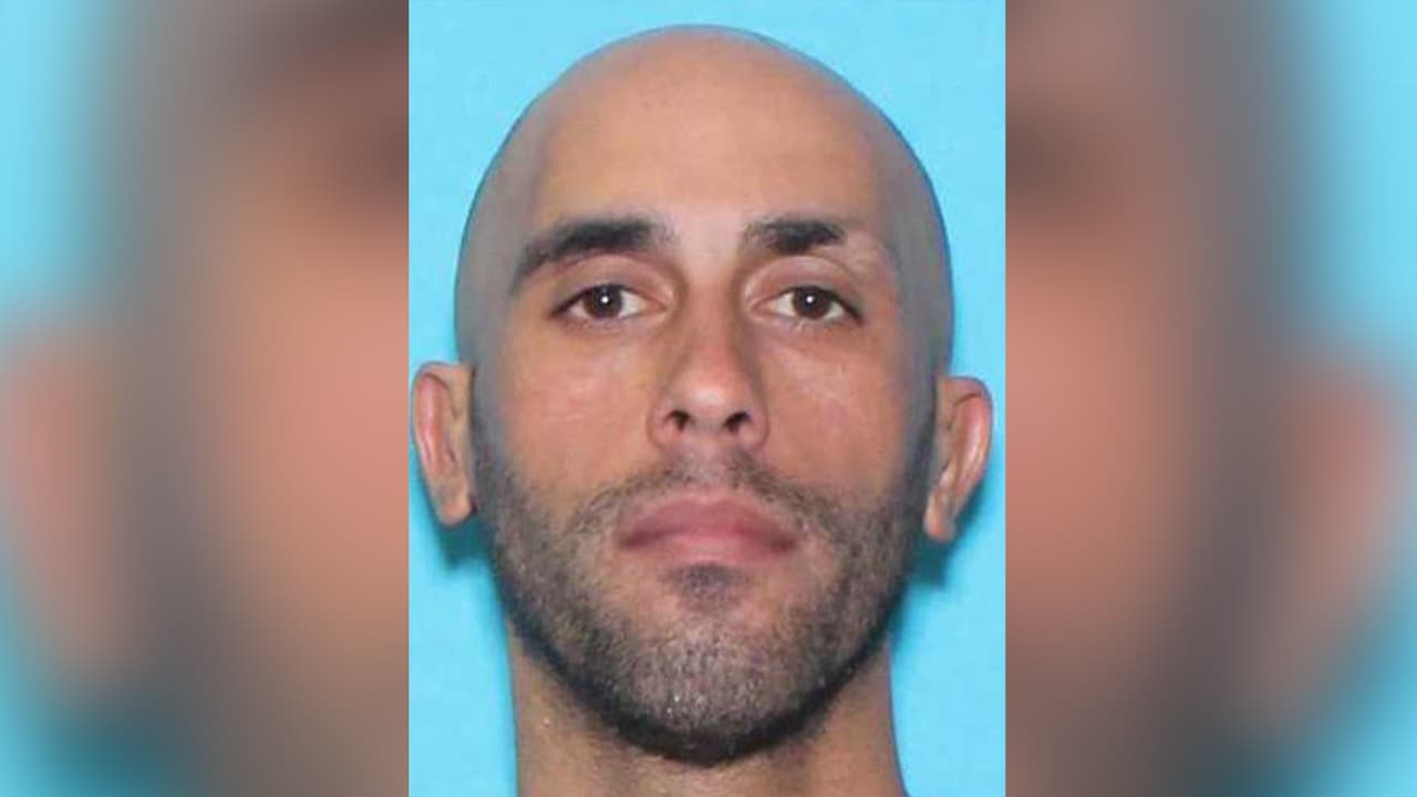 El fugitivo Carlos Guerrero ha sido descrito por las autoridades como hispano, de 43 años, mide 5’11”, pesa 155 libras aproximadamente y tiene ojos cafés.