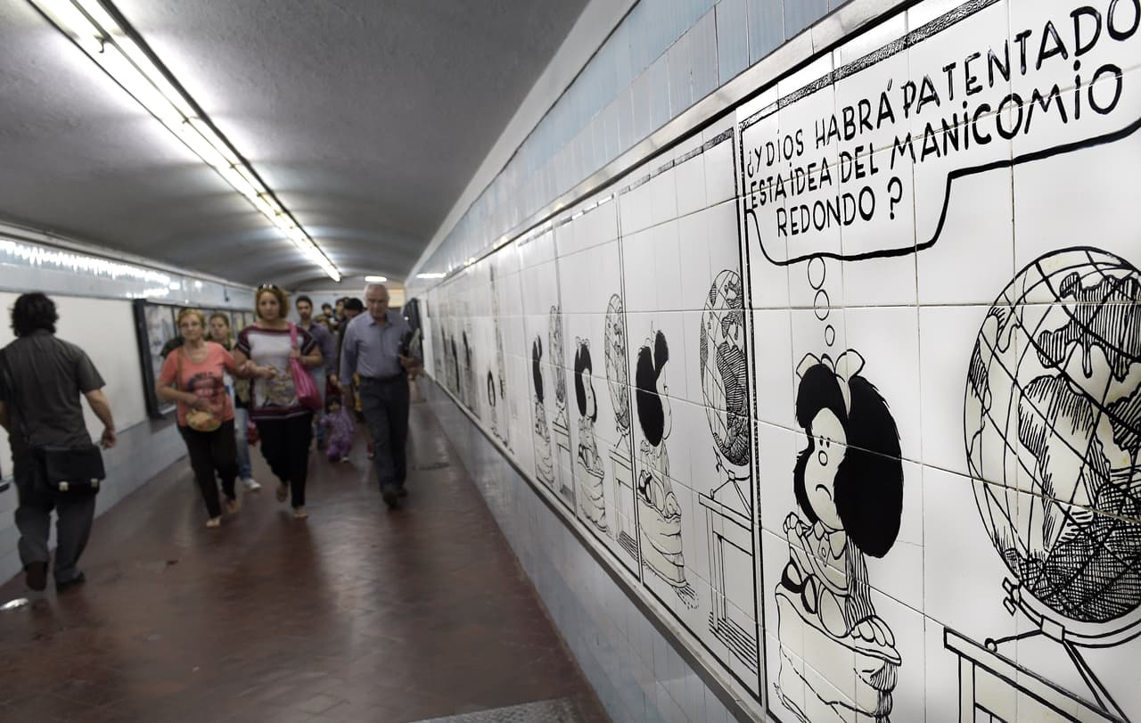 Mafalda se publicó por primera vez fuera de Argentina en 1969 , primero en Italia, "Mafalda la contestataria"; y en 1970 en España, donde la censura franquista obligó a los editores a ponerle una franja en la tapa con la leyenda ‘para adultos’. El personaje es parte de la decoración del metro de Buenos Aires. Esta fotografía fue tomada en 2014, cuando la primera publicación de la tira cómica cumplía 50 años.