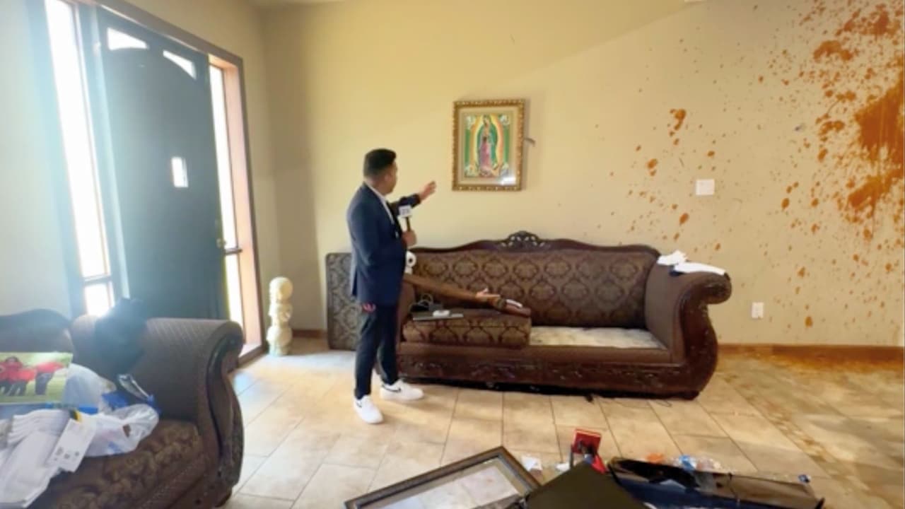 El reportero Carlos Arturo Albino muestra cómo quedó la imagen de la Virgen de Guadalupe en una de las paredes, que además fue ensuciada durante el ataque.