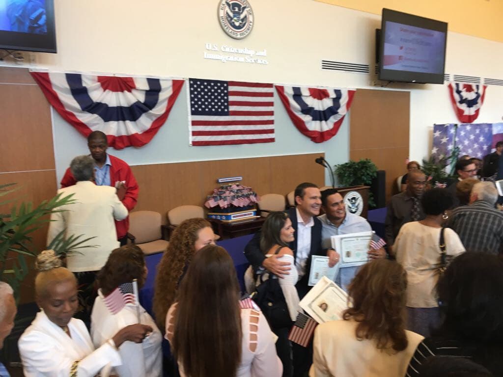 Alan estaba feliz, rodeado de otras personas que como él, soñaban con convertirse en ciudadanos de Estados Unidos.