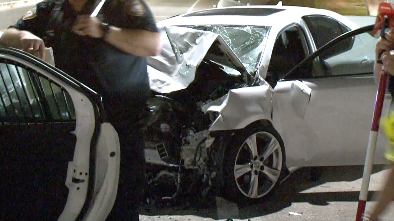 Njogu, de 39 años, que conducía un Lexus del 2013 resultó con una pierna rota durante el accidente y también tuvo que ser hospitalizado.
<br>