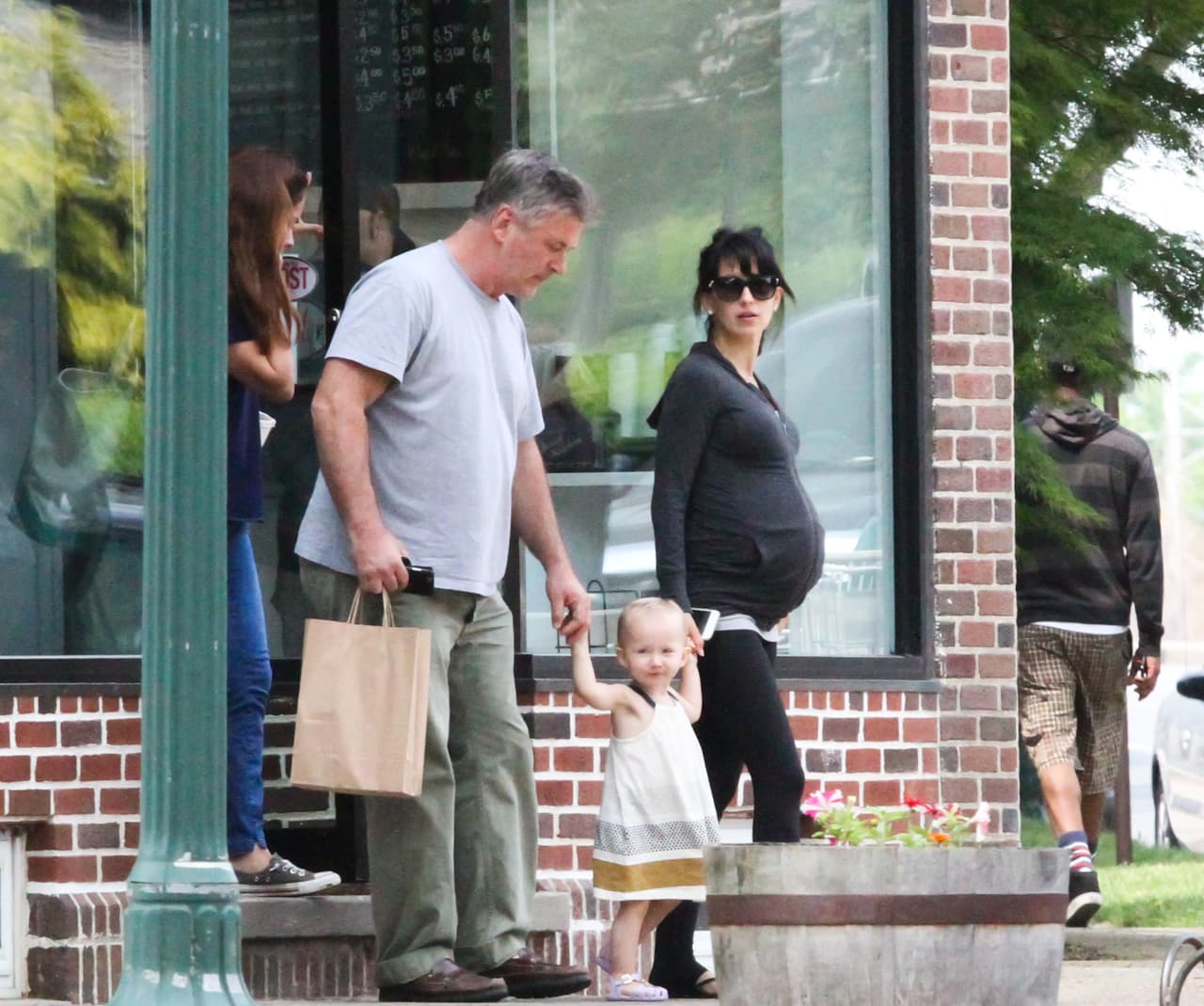 El actor Alec Baldwin simplemente no puede dejar a su hija.