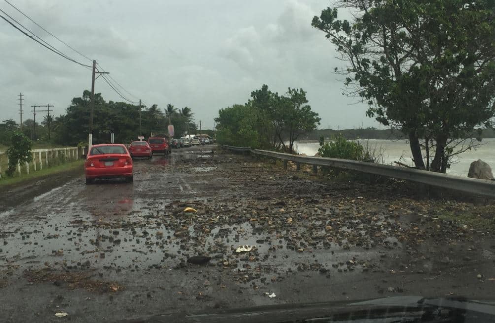 La Agencia Estatal para el Manejo de Emergencias y Administración de Desastres compartió imágenes actuales del impacto del huracán en la Carretera #1 km.93.1 en Salinas.