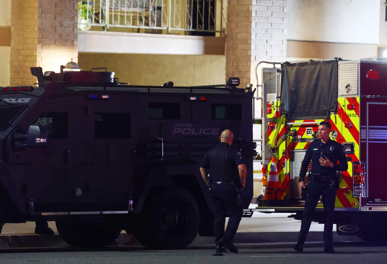 "Nuestro corazón va a las víctimas y vamos a hacer todo lo posible para hacer justicia para estas familias", dijo Spitzer quien aseguró que de ser declarado culpable, el sospechoso podría ser elegible para la condena de muerte.
<br>
<br>
<i>Con información de City News</i>