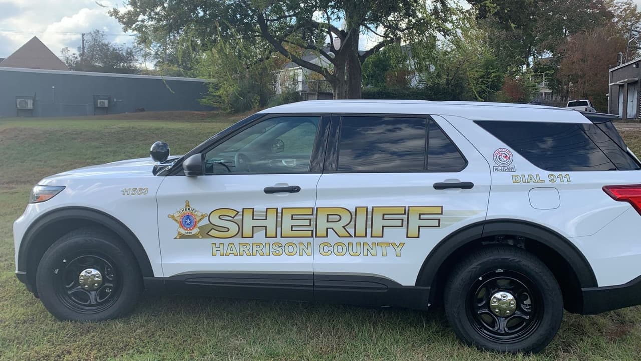 La 
<b>Oficina del Alguacil del Condado Harrison informó que con una orden de arresto pudieron entrar a la casa del sospechoso</b> y encontraron otros artículos de hogar y jardín que creen también fueron robados.
