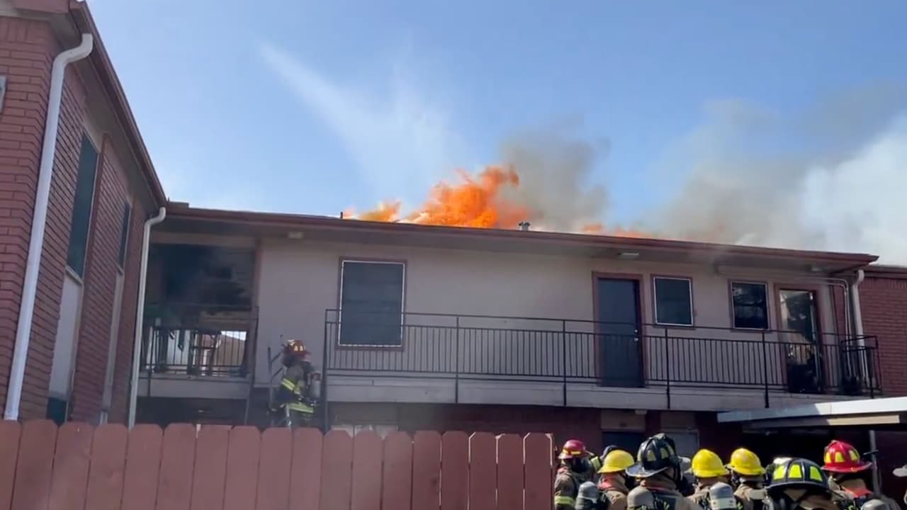 Incendio en unos apartamentos moviliza a bomberos en el suroeste de Houston