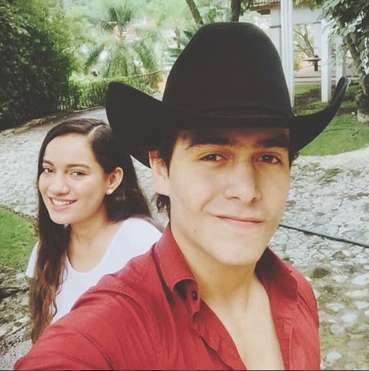 Toda su familia, incluida su hermano Julián, le ha demostrado su apoyo en sus primeros pasos dentro del medio artístico, así que no sería nada raro verla muy pronto sobre el escenario.