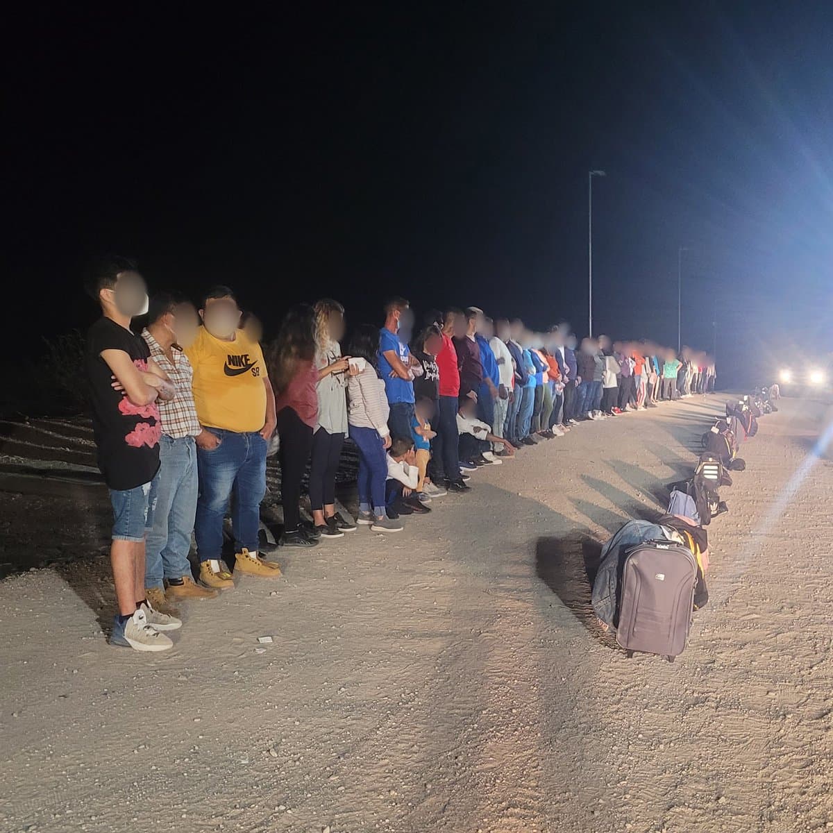 Un grupo de 82 migrantes se entregó a los agentes de la Estación Ajo cerca de Lukeville, AZ, el viernes pasado. Setenta y uno eran ciudadanos cubanos, con edades comprendidas entre los 2 y los 74 años.