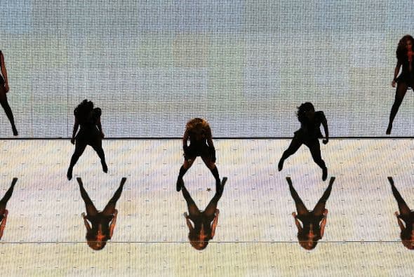 Ni el mejor guionista de Hollywood hubiese podido escribir un libreto mejor que el Super Bowl 2013. Con lágrimas, risas, entretenimiento, estupor, suspenso, miedo y mucha emoción, este Super Bowl “tuvo de todo un mucho”. El coro de la escuela de Newtown que sufrió en diciembre una matanza que conmocionó al mundo, con 26 niños de la escuela primaria Sandy Hook, abrió la ceremonia previa al partido con la canción "America The Beautiful", al lado de la actriz y cantante Jennifer Hudson. Los estudiantes llevaban lazos verdes en homenaje a los 20 niños y 6 adultos asesinados en Sandy Hook el pasado 14 de diciembre, y durante su actuación muchos de los jugadores y espectadores apenas pudieron contener las lágrimas. Después le tocó el turno a Alicia Keys, quien al piano y con un sexy vestido rojo de tirantes interpretó el himno nacional estadounidense, agregando algunas palabras en la estrofa final, ante el estupor de algunos. La actuación musical del descanso, la más esperada siempre, correspondió este año a Beyoncé y llegó precedida de la polémica después de que la estrella admitiera que cantó el himno nacional en falso directo, sobre una canción pregrabada, durante la ceremonia de la segunda investidura presidencial de Barack Obama. La artista con mucha fuerza y sin dejar de bailar sobre un escenario con fuegos artificiales y luces con la forma de su rostro y su larga melena, vistiendo un conjunto de cuero negro de Rubin Singer, con guantes a juego y botines de tacón, y acompañada de más de 100 bailarines repasó algunos de sus éxitos como "Love on Top", "Crazy in Love", "Baby Boi" y "Till the End of Time". Se unieron a ella después Kelly Rowland y Michelle Williams, sus compañeras en el ya disuelto grupo Destiny's Child y vestidas también de negro. Las tres cantaron y bailaron sincronizadas "Independent Woman" y "Single Ladies (Put A Ring On It)". En el tercer cuarto del partido se produjo un inesperado apagón, que duró 34 minutos, y que fundió a negro las televisiones de millones de hogares en todo el país y dejó en blanco a los presentadores de la cadena CBS, la encargada de la retransmisión. Con cada bloque de treinta segundos de publicidad vendido a un precio de entre 3,7 y 3,8 millones de dólares, los dos anuncios de Chrysler estuvieron entre los mejores, según un sondeo realizado por The Wall Street Journal a ejecutivos publicitarios y espectadores, pero según USA Today el primer lugar correspondió a Budweisser. También fueron muy comentados en Twitter los de Taco Bell y Doritos, en una noche en la que rostros conocidos como los actores de comedia Amy Poehler ("Parks and Recreation"), Tracy Morgan ("30 Rock") y Kaley Cuoco ("The Big Bang Theory"), y la modelo Bar Refaeli se colaron en algunos de los anuncios.