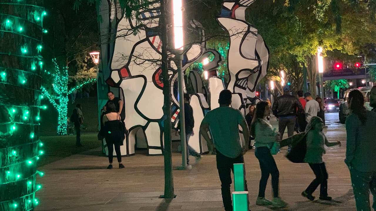 Disfruta de estas áreas que incluyen una serie de piezas de arte al aire libre a lo largo del Brown Promenade.