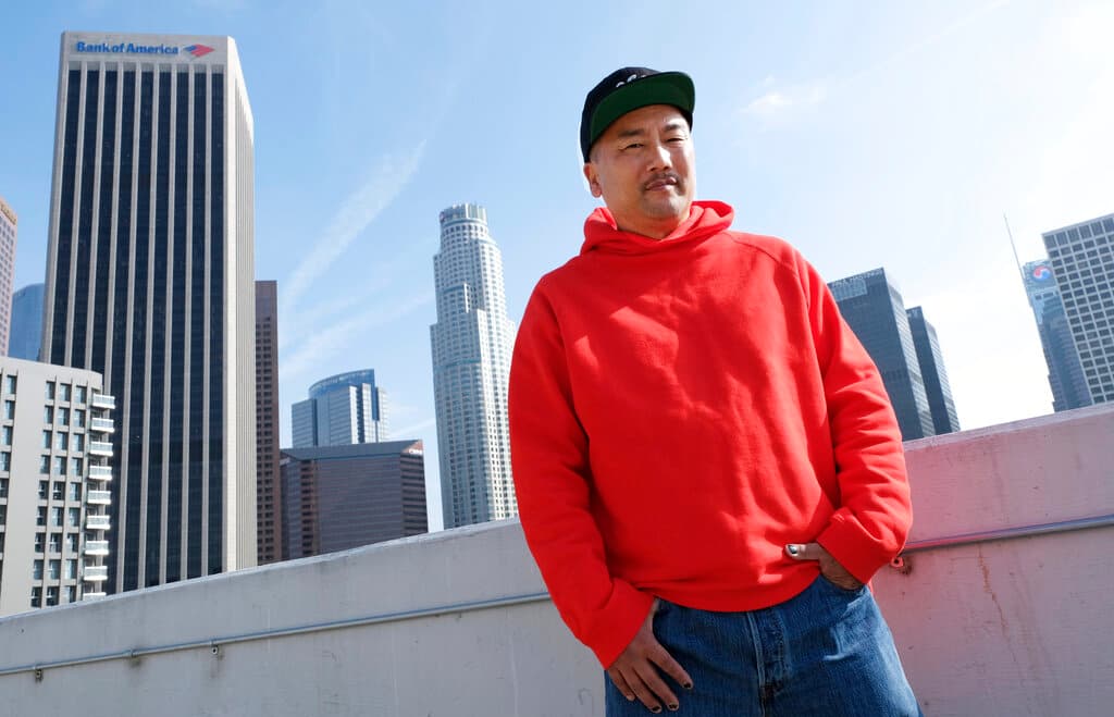 <b>Roy Choi</b>
<br>Chef nacido en Seúl, Corea del Sur, y criado en Los Ángeles, Choi es uno de los
<b>máximos representantes de la comida callejera</b>. Ha ganado un premio Emmy y el premio de la Fundación James Beard a la categoría Sobresaliente. Fue nombrado en 2010 como “Mejor Nuevo Chef” por la revista Food and Wine.
