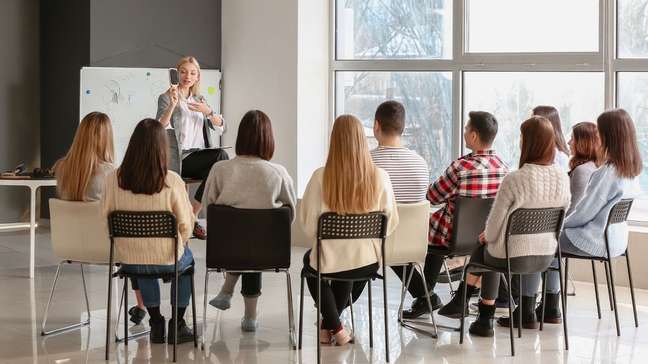 <h3 class="cms-H3-H3">Para adultos: aprender inglés también es posible </h3>Muchos padres creen que las clases gratuitas son solo para niños, pero no es así.
<br>El gobierno
<b> financia programas de educación de adultos, donde cualquier persona puede inscribirse para aprender inglés</b>, prepararse para el examen del GED (equivalente a la high school) o tomar clases de ciudadanía. En la práctica, funcionan en colegios comunitarios, escuelas de adultos y centros de educación continua.
<br>Los grupos suelen ser pequeños,
<b>con horarios de mañana y tarde, pensados para quienes trabajan</b>.
<br>Cómo localizarlos:
<br>
<b>National Literacy Directory:</b>
<a href="https://www.nld.org/" target="_blank">literacydirectory.org </a>
<br>
<b>Línea 211 (United Way): </b>marca 211 y pide “ESL classes” en tu área.
<br>
<b>LINCS (Dept. of Education): </b>
<a href="https://lincs.ed.gov/" target="_blank">lincs.ed.gov </a>
<br>
<b>Ejemplo: </b>en Chicago, los City Colleges ofrecen ESL gratuito en varios campus; en Los Ángeles, el LAUSD Adult School atiende a miles de inmigrantes con clases diarias de inglés.