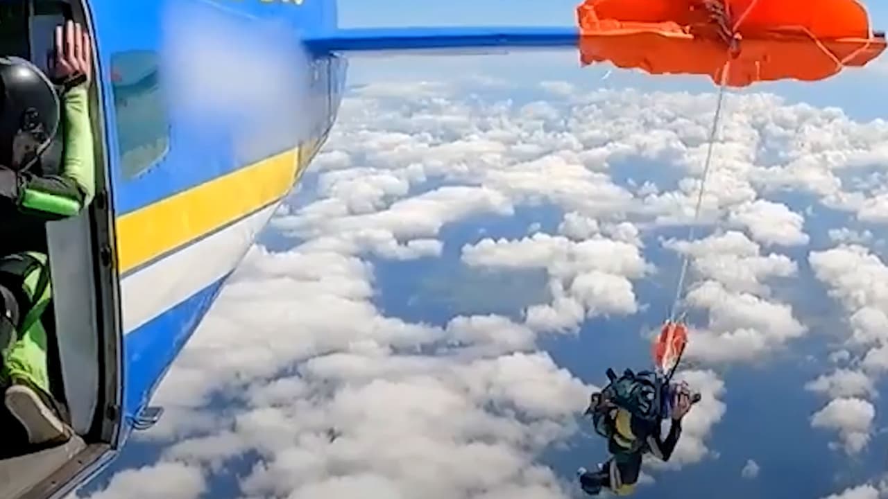 En video: El aterrador momento en el que un paracaidista se queda atascado en la cola de un avión