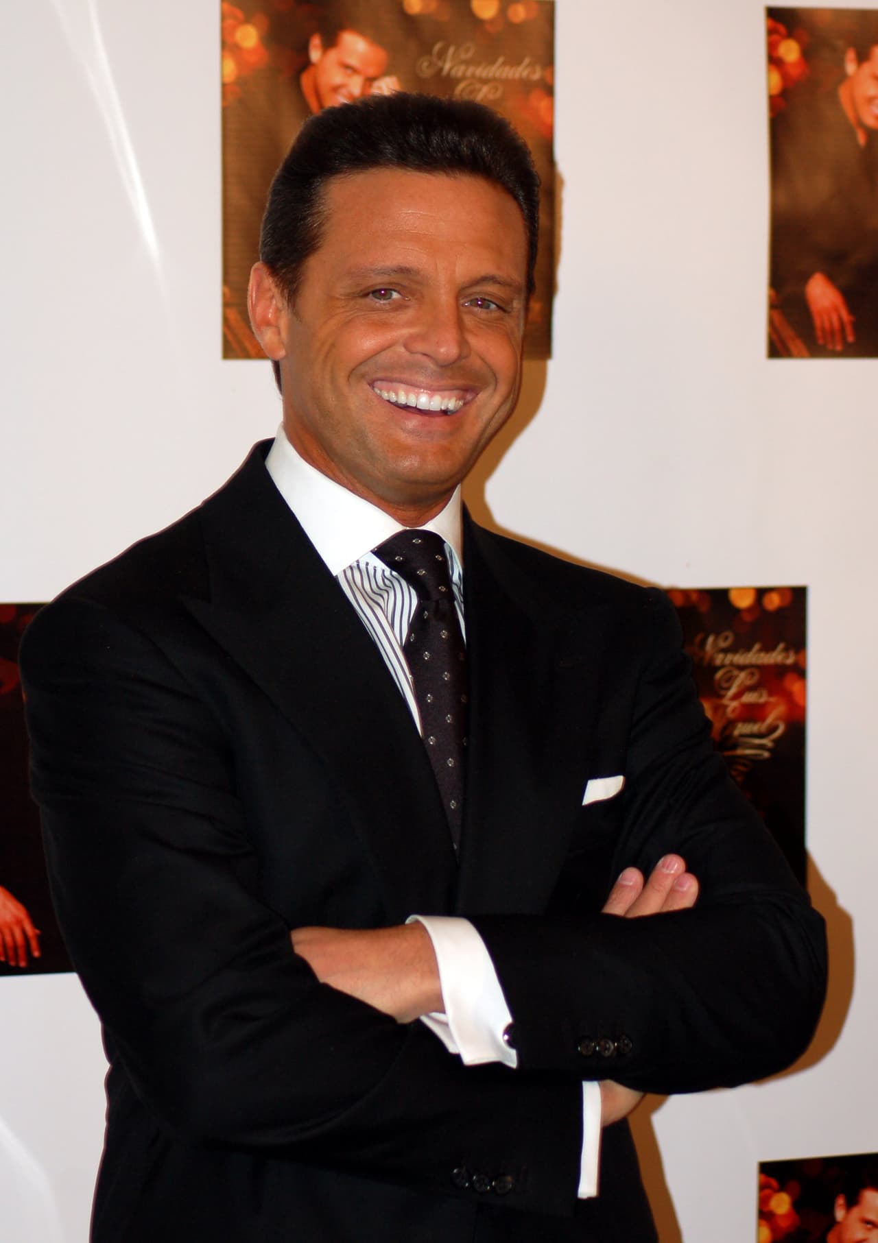 Es reconocido por ser uno de los cantantes hispanoamericanos más populares de la historia.