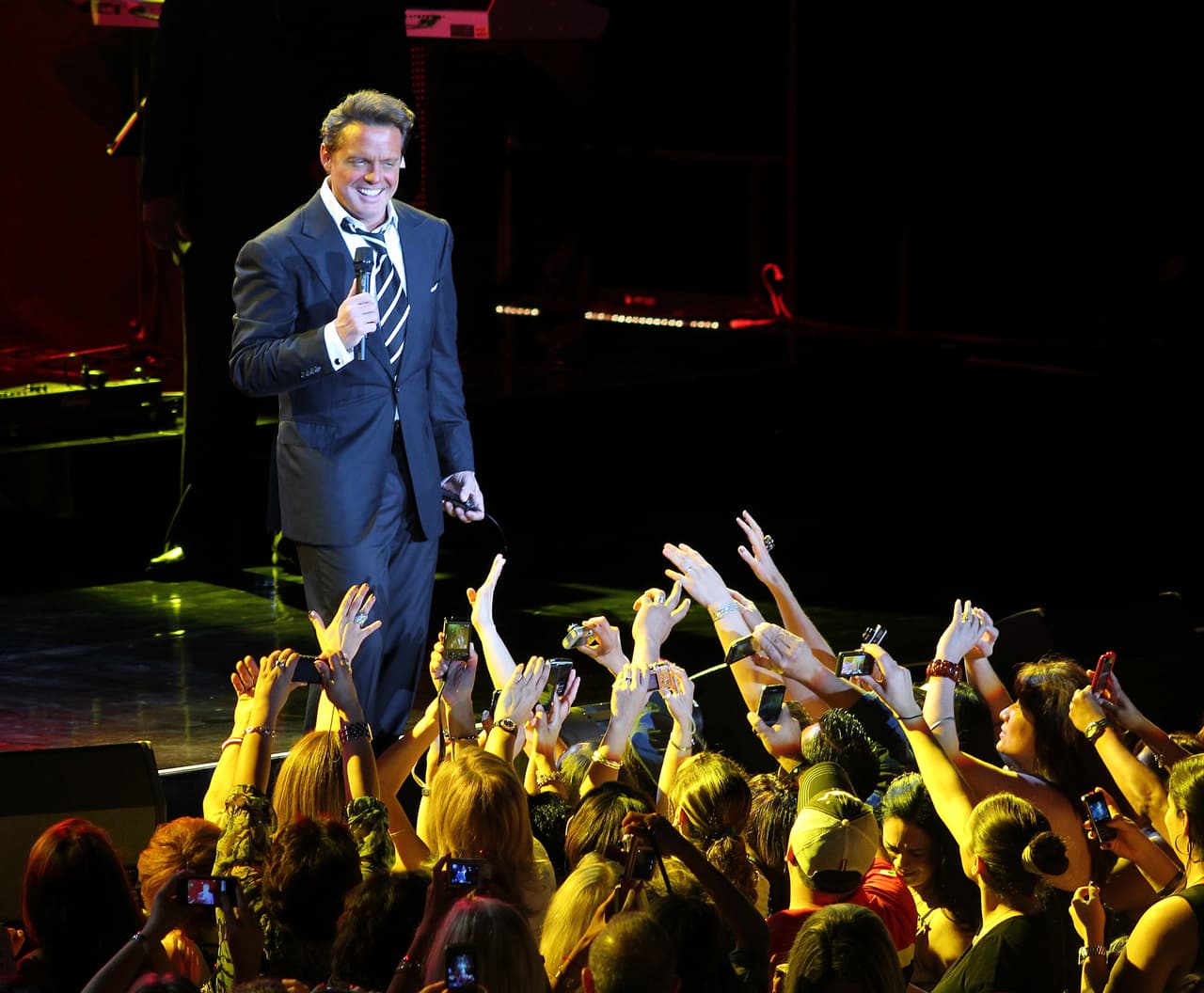 "Daniel González Hartman, es quien lo incita a hacer cosas que Micky lleva años sin hacer, le gusta la parranda, la coca y las mujeres fáciles..."