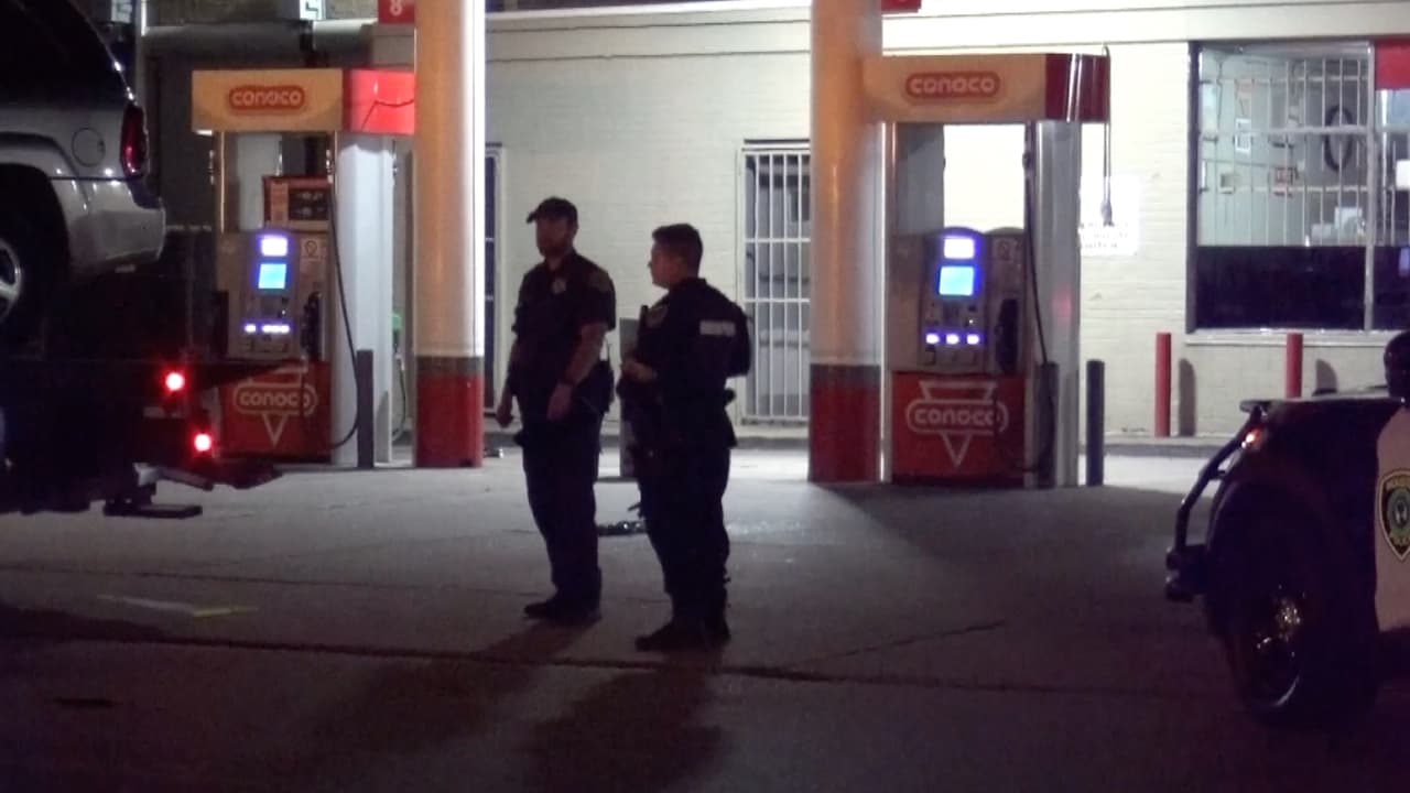 Al llegar al lugar de los hechos hallaron a un hombre, de entre 20 y 25 años, con vida dentro de un vehículo SUV y fue trasladado a un hospital.