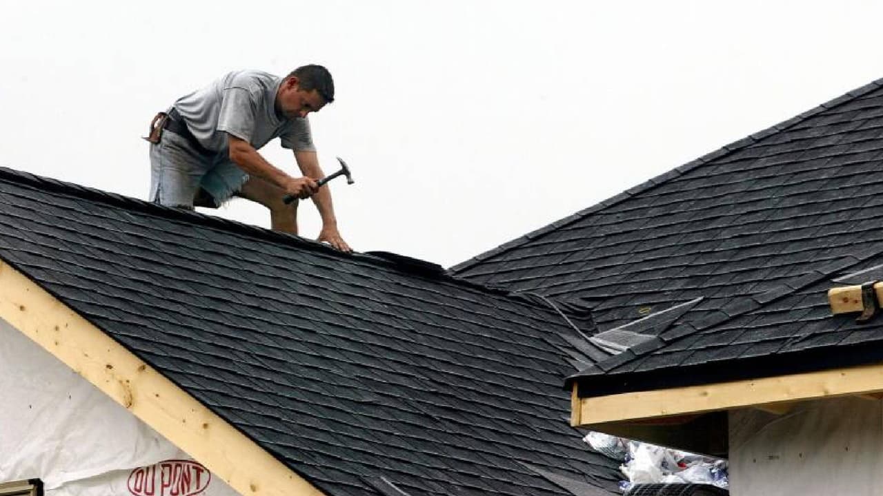 <b>Daños al techo</b>
<br>El techo es la parte de la vivienda más expuesta al sol directamente, por lo que puede sufrir severos daños. El calor puede hacer que sufra 
<b>deformaciones y con esto se hagan grietas</b>, que a su vez pueden causar filtraciones. También puede secar componentes estructurales y debilitarlo.
<br>
<br>Instale barreras de vapor y cubra y selle el techo contra los rayos UV. Realice controles de mantenimiento regulares.