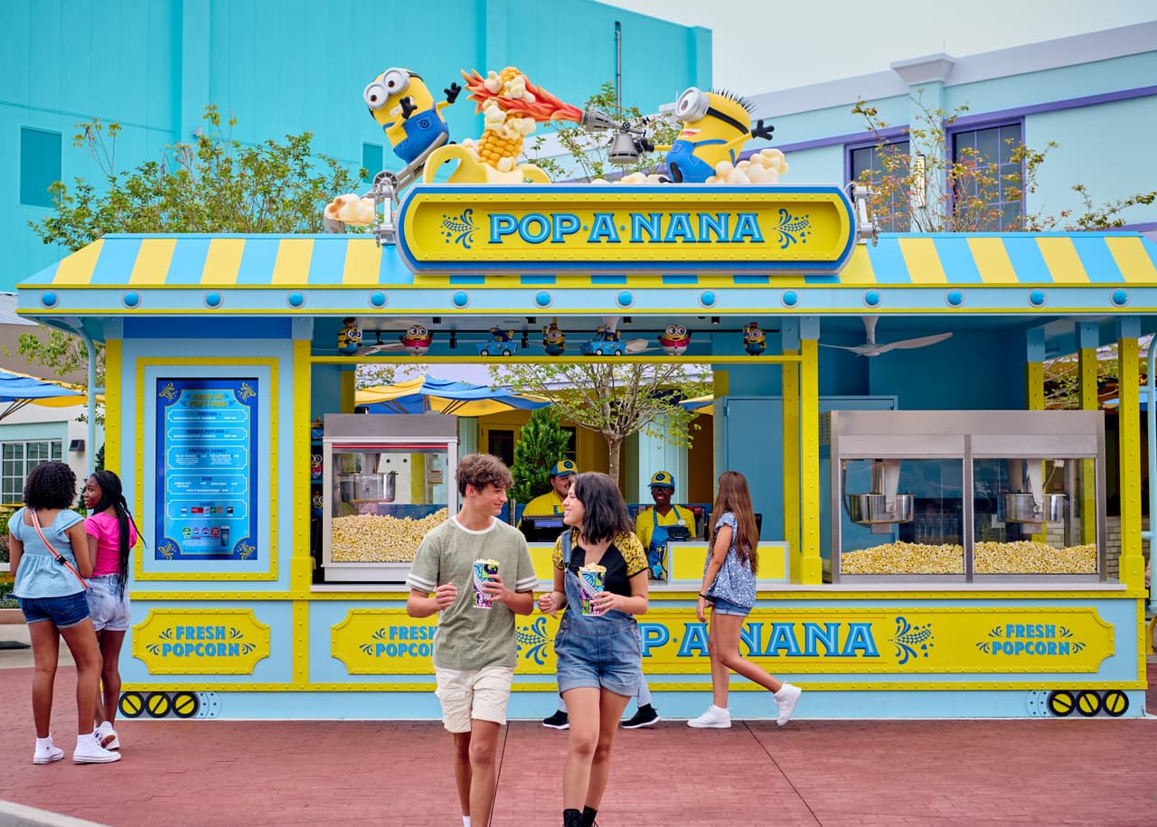 <b>Pop-A-Ana</b>: Este kiosko ofrece palomitas de maíz dulces y saladas, incluyendo un sabor especial con sabor a banana, inspiradas en el amor de los Minions por esta fruta.