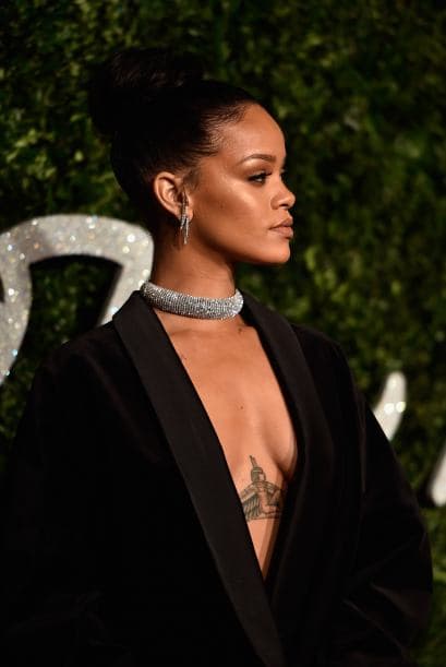 En fiestas más casuales, Rihanna también presumió uno de sus tatuajes más personales.