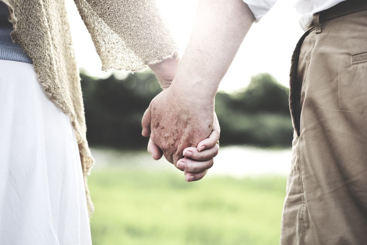 Al estudiarlas vemos que la palma de la mano tiende a ser cuadrada mientras que los dedos dan la impresión de ser del mismo tamaño. Observa el dedo pulgar, si es más largo de lo que podríamos considerar normal denota una persona capaz de cambiar de opinión si le demostramos que algo está errado, o sea, sabe razonar.