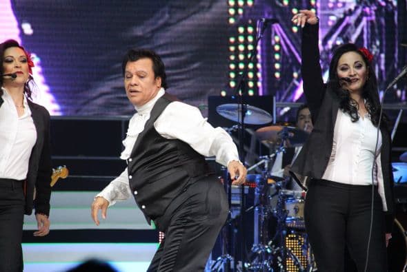 El Divo de Juárez, Juan Gabriel, hizo retumbar Phoenix con su música, su voz y sus bailes, enloqueciendo a miles de fans que llenaron el US Airways Center. Con un "¡Viva México!", Juanga arrancó su gira de conciertos del tour "Volver" ante un auditorio repleto que respondió con la misma pasión. Este ícono mexicano deleitó al público con sus grandes éxitos como "Querida", "El Noa Noa", "Inocente pobre amigo," y "Amor Eterno" entre muchos otros. El cantante se entregó por entero a sus seguidores, quienes cantaron, bailaron, lloraron y hasta aprovecharon para tomarse una selfie en un espectáculo que fue divertido y emotivo a la vez.