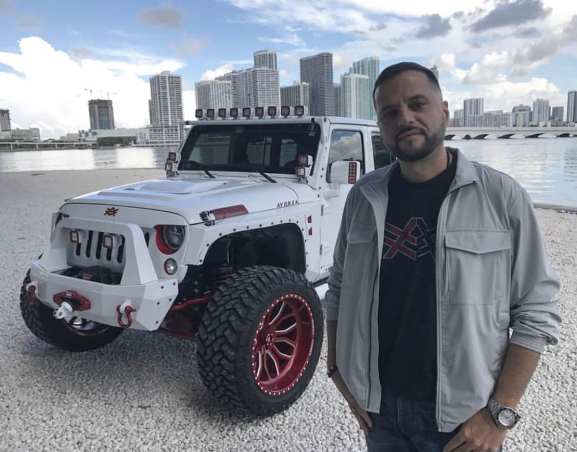 Vega, de 45 años, estaba estacionando su vehículo cuando un desconocido se le acercó y le disparó dos veces en la espalda, dijo el vocero de la policía de Miami -Dade Alvaro Zabaleta.