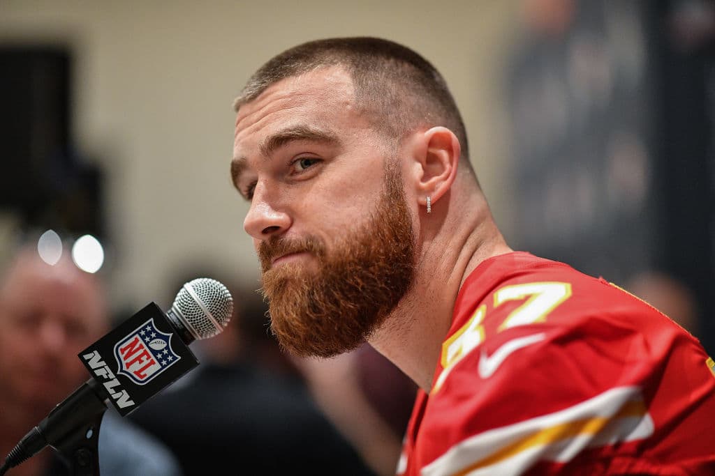 Travis Kelce trata de contener la sonrisa ante las bromas de los presentes.