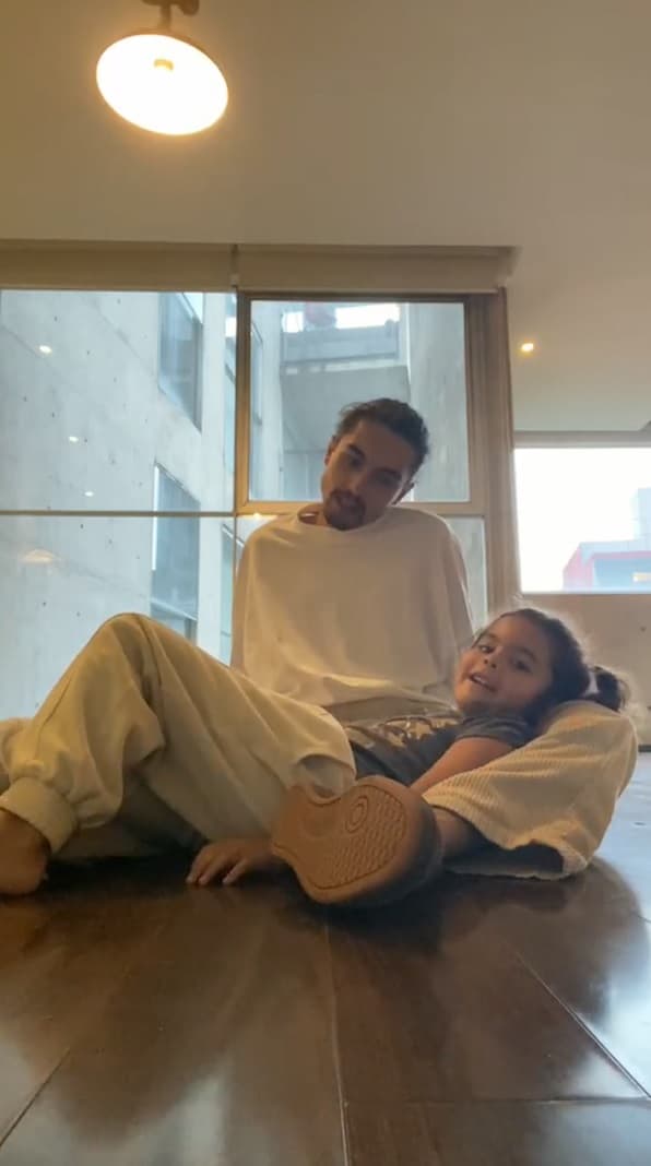 Por su parte, Sergio Mayer, a su llegada a México, buscó a Mila y en redes sociales compartió un video en el que se le ve bailando y jugando con la pequeña. 
<br>