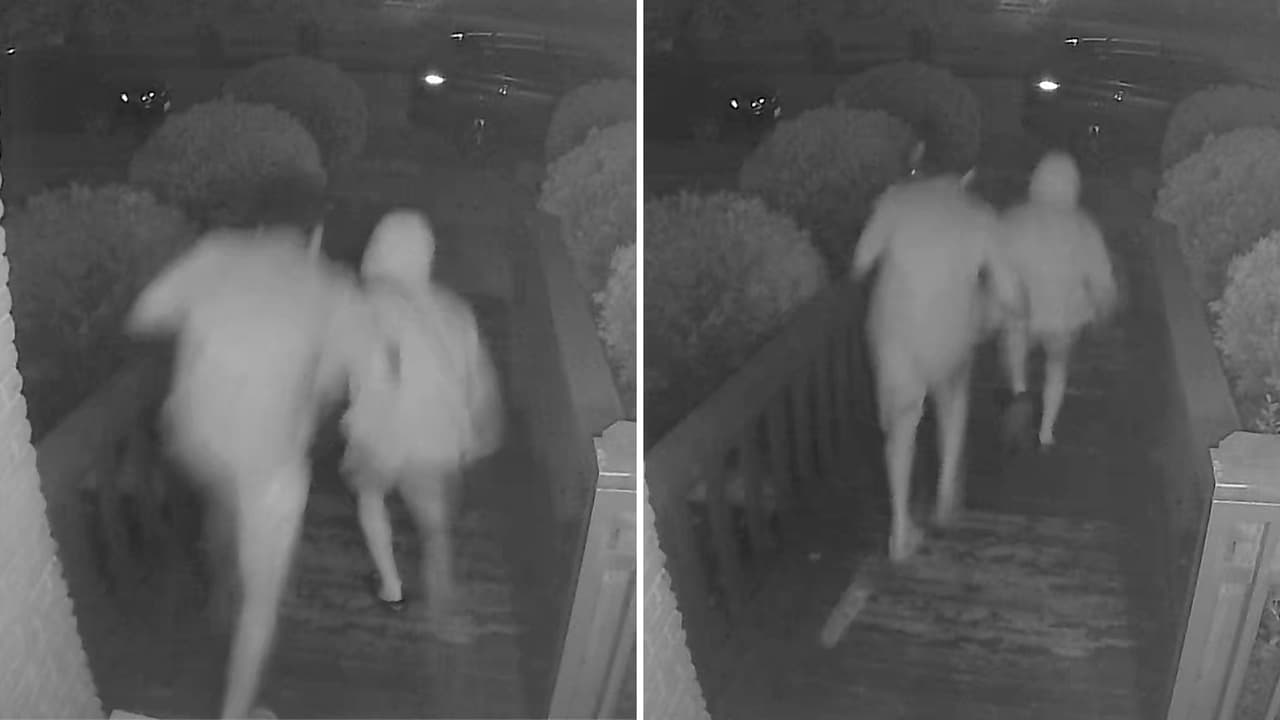 Un video de una cámara de seguridad muestra a dos jóvenes huyendo de una casa en el norte de Texas, luego de golpear con fuerza la puerta principal.