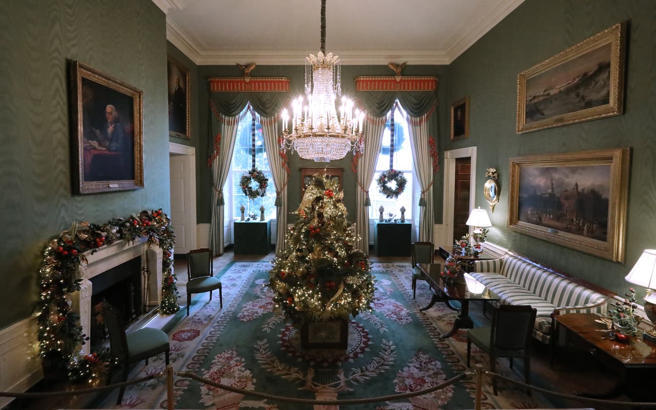 El Salón Verde fue decorado para recordar “la generosidad del país y las cosechas”. Frutas, verduras y granos adornan el árbol al centro de la habitación y la repisa sobre la chimenea.