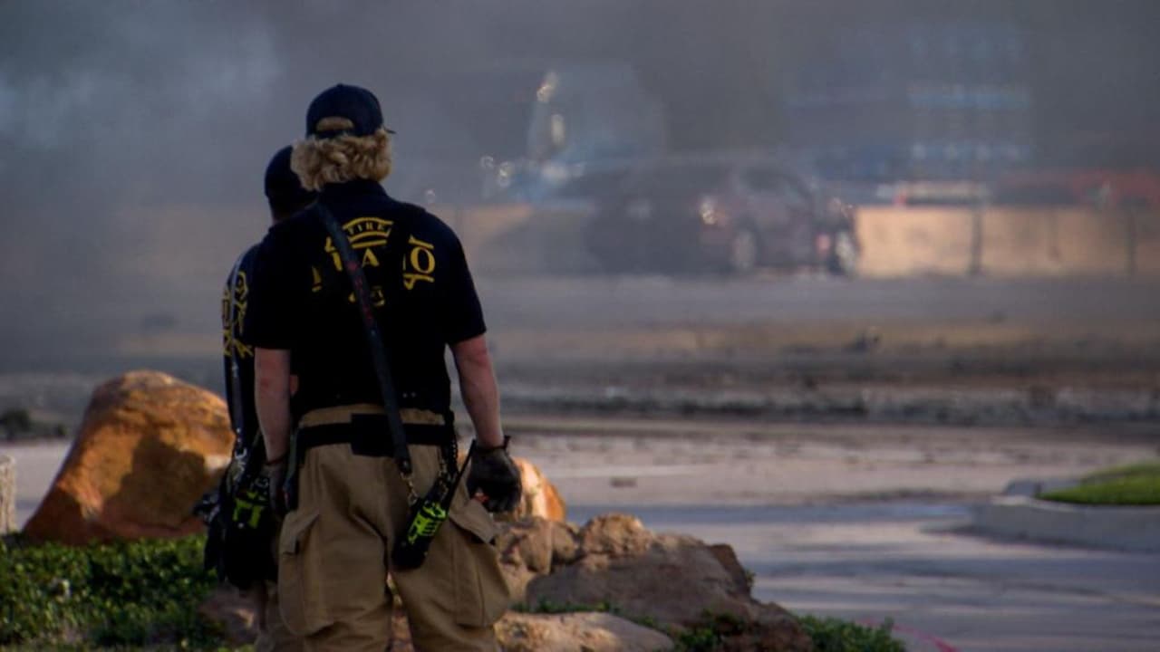 Bomberos de Plano trabajaron también desde las 5:00 am que recibieron el reporte hasta pasadas las 9:00 am para controlar el incendio.