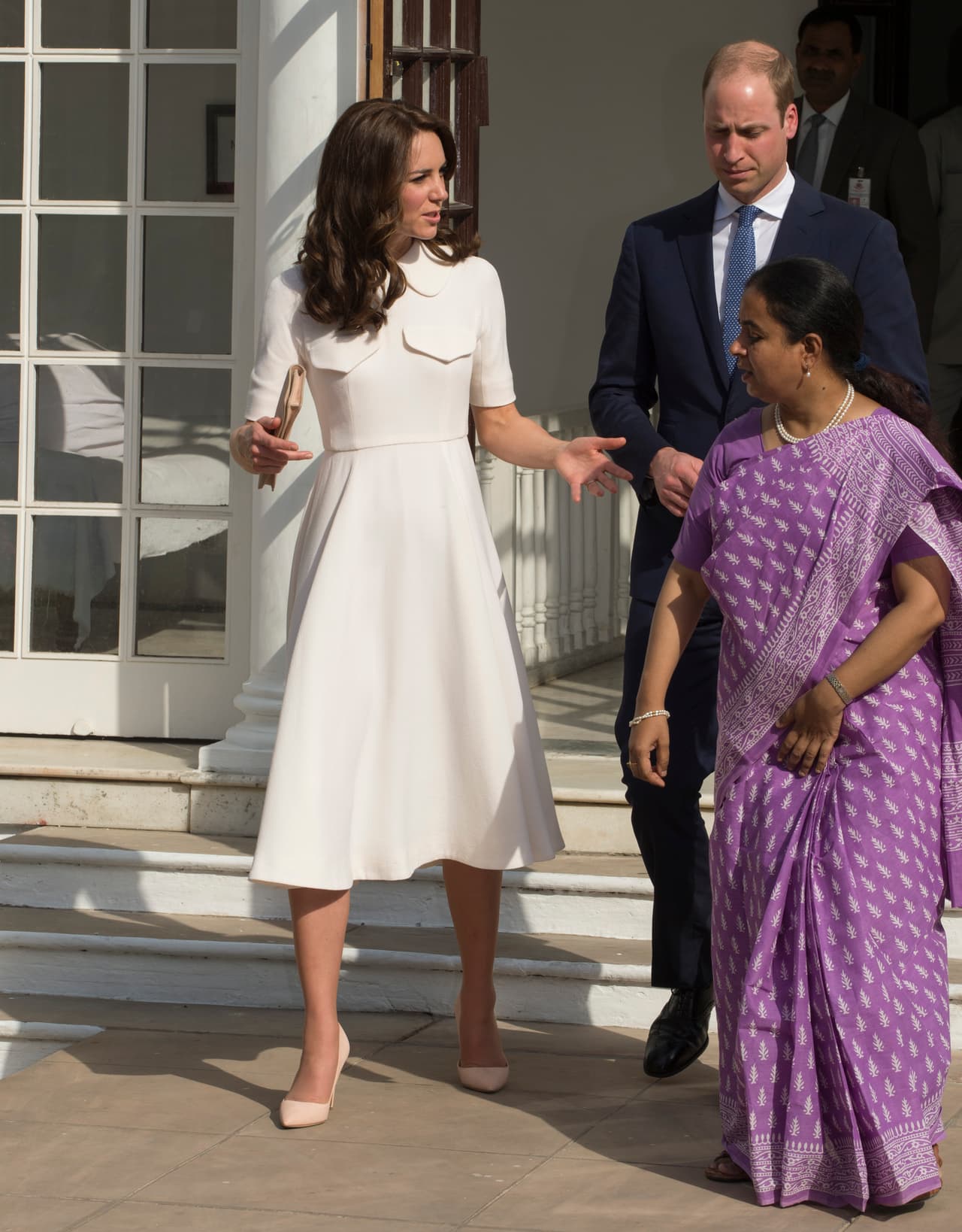 Su celebrado vestido crema de la diseñadora Emilia Wickstead tenía que ir emparejado, por supuesto, con unos pumps clásicos no muy altos que aligeran la pierna y favorecen el corte abajo de la rodilla que debe siempre llevar en sus vestidos