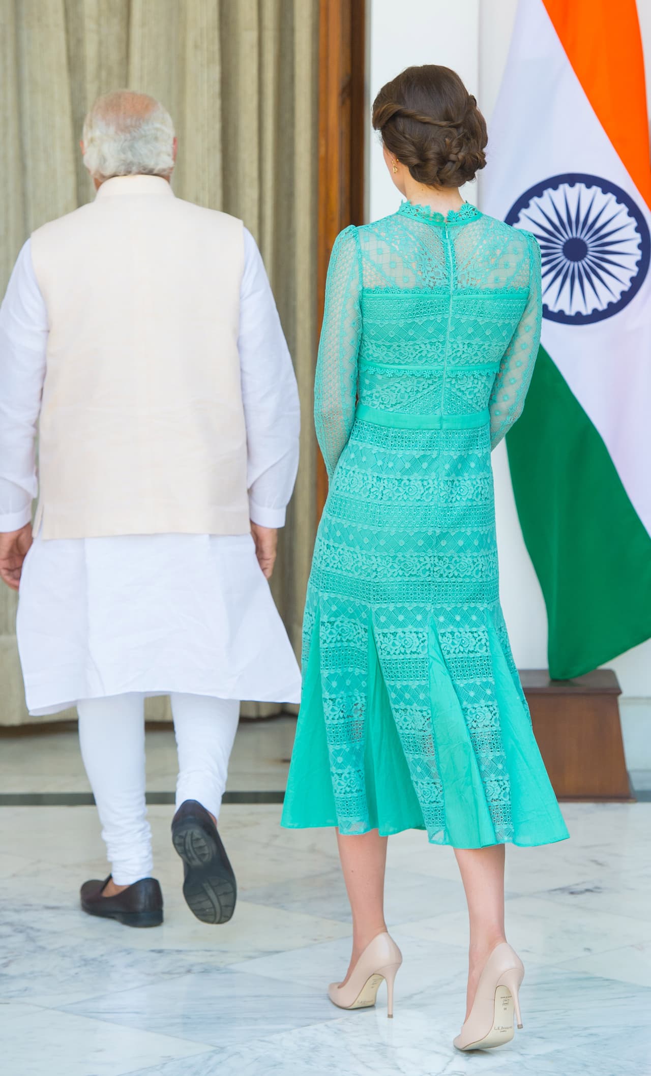 L.K. Bennett creó este otro modelo de 'pumps nude' más formales y altos que la duquesa usó estratégicamente con su vestido verde de Alice Temperley, un tono que no era tan fácil de accesorizar.