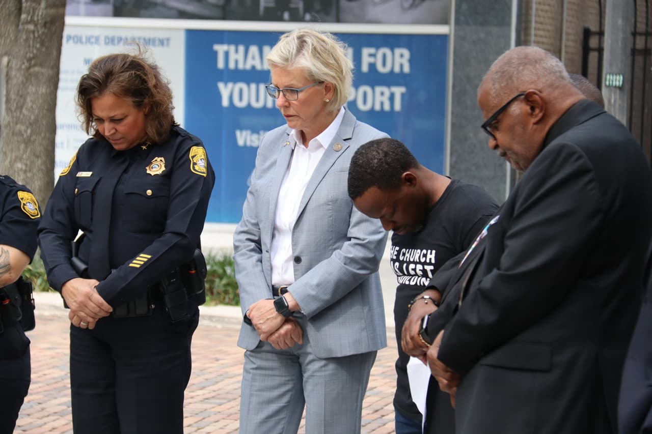 La jefa de policía Mary O'Connor y la alcaldesa Jane Castor estuvieron presentes en esta ceremonia en honor de las víctimas. El reverendo Clarence Nathan dirigió la vigilia de oración. 
<br>