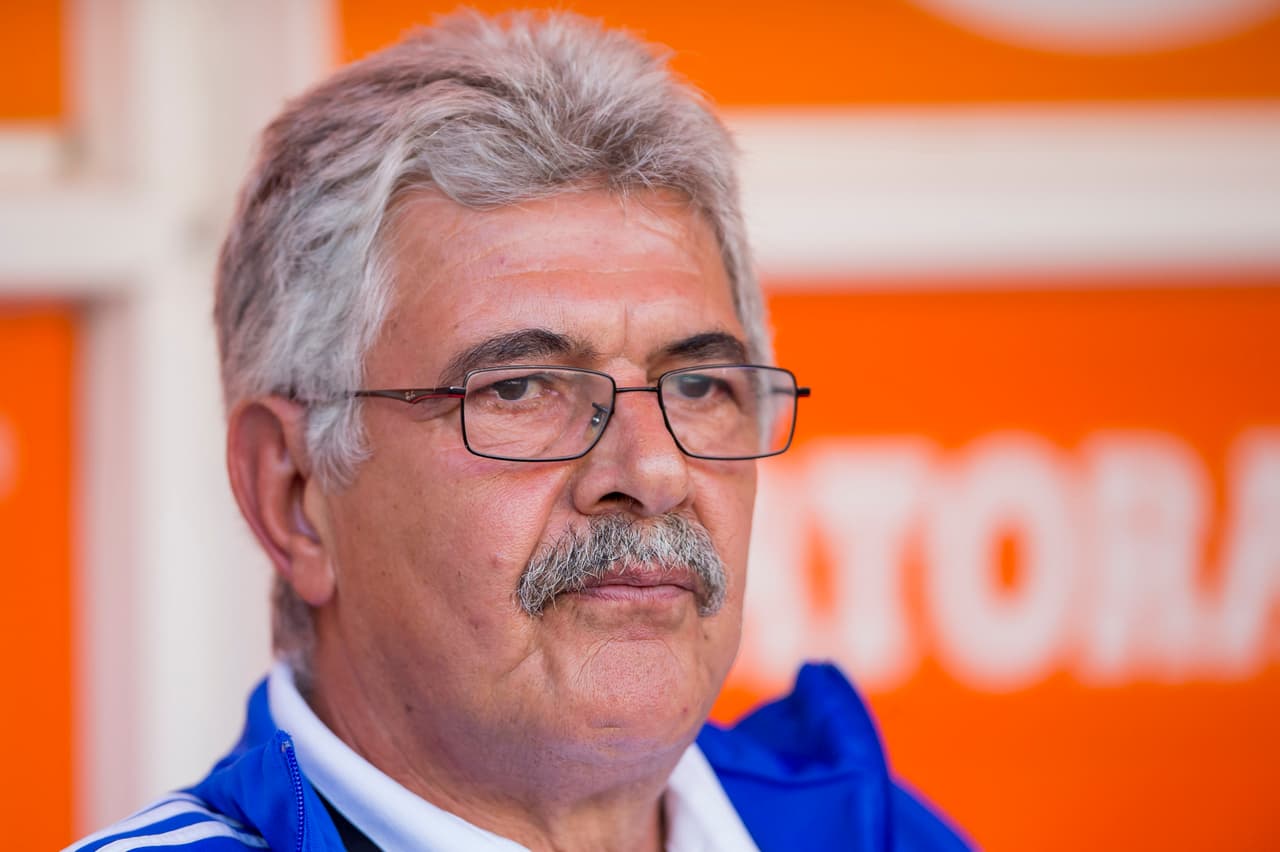 Ricardo "Tuca" Ferreti, con el semblante serio realizó las últimas modificaciones buscando revertir el marcador adverso.