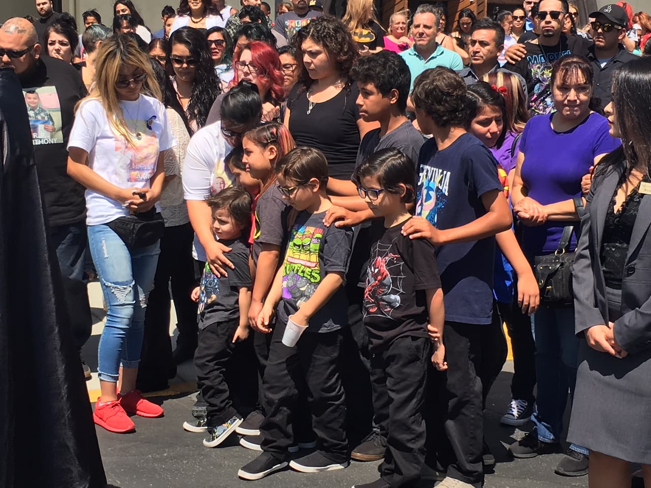 Niños de todas las edades estaban presentes en esta ceremonia en honor a Anthony.