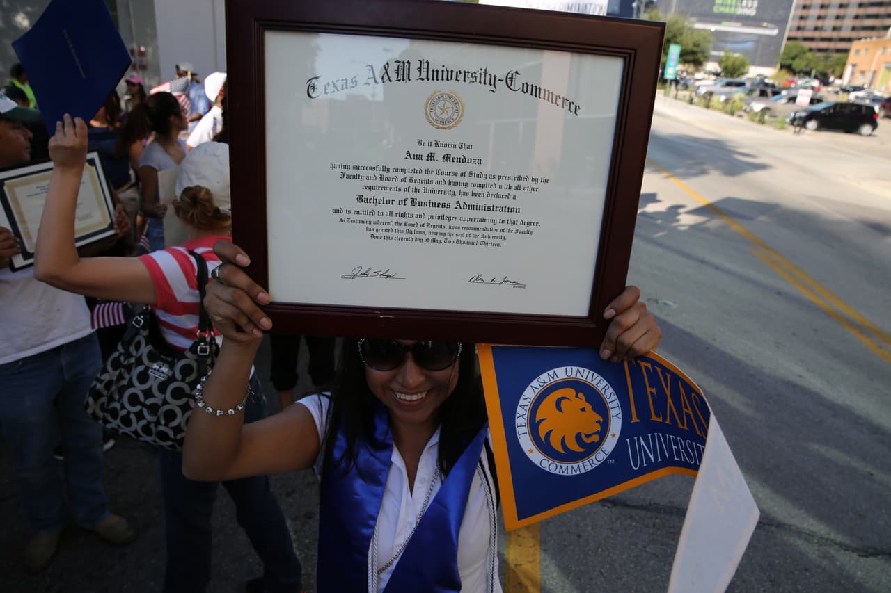 Hispanos, americanos y afroamericanos unidos contra Donald Trump