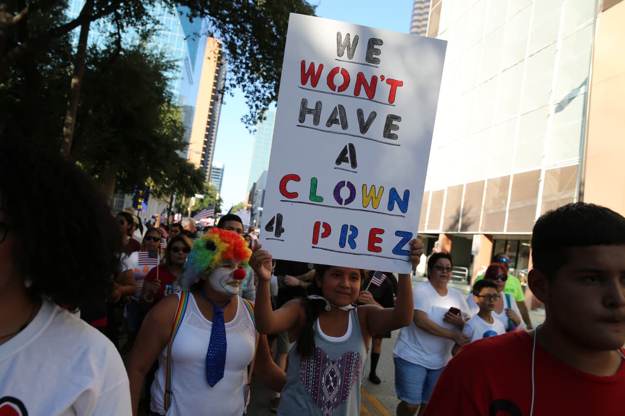 Hispanos, americanos y afroamericanos unidos contra Donald Trump