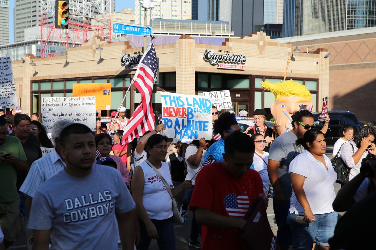 Hispanos, americanos y afroamericanos unidos contra Donald Trump