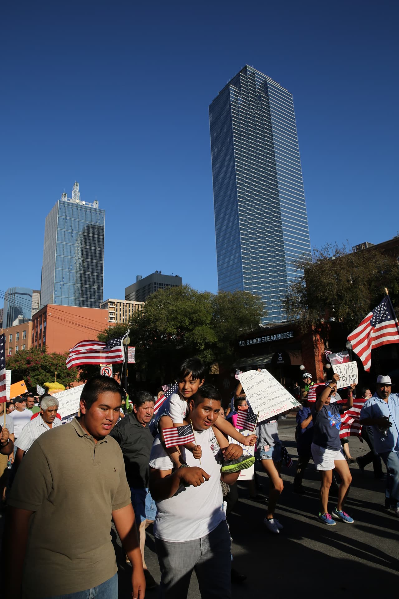 Hispanos, americanos y afroamericanos unidos contra Donald Trump