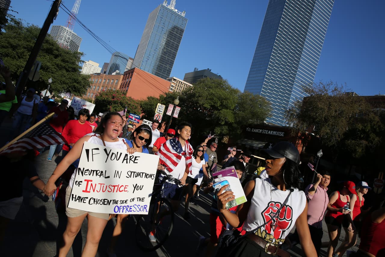 Hispanos, americanos y afroamericanos unidos contra Donald Trump