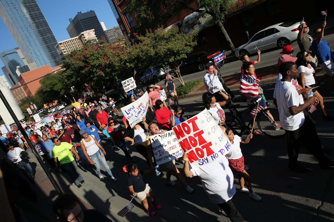 Hispanos, americanos y afroamericanos unidos contra Donald Trump