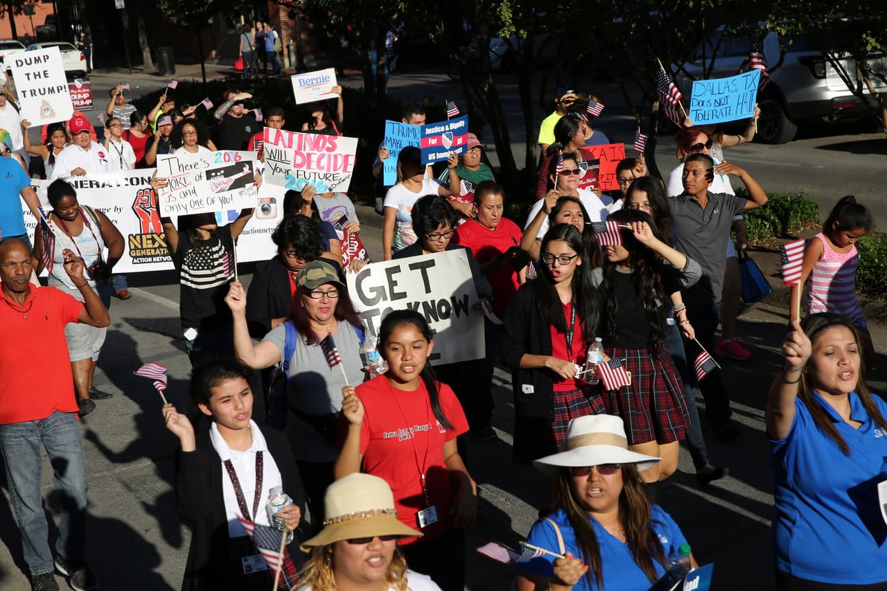 Hispanos, americanos y afroamericanos unidos contra Donald Trump