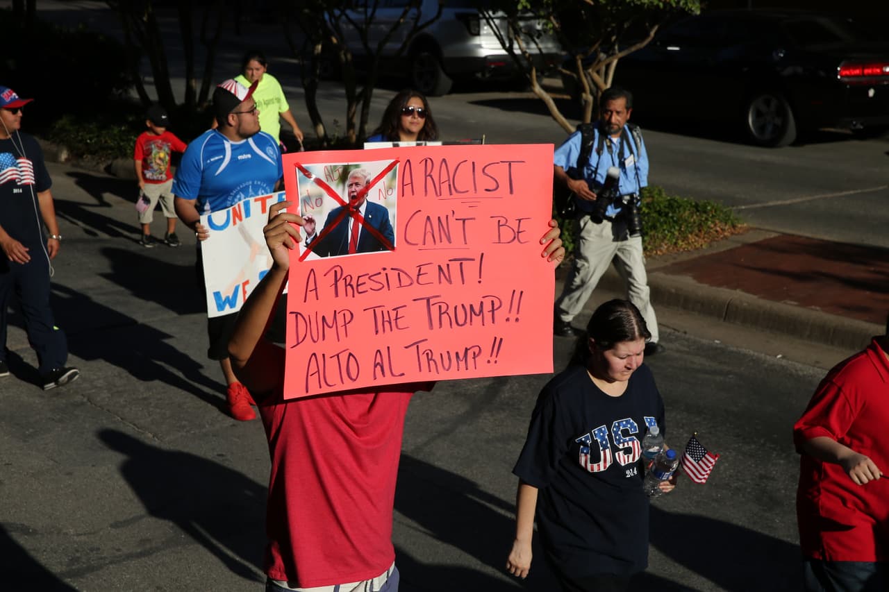 Hispanos, americanos y afroamericanos unidos contra Donald Trump