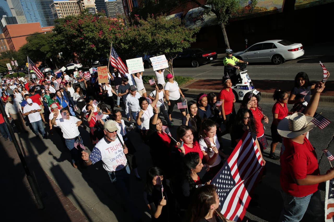 Hispanos, americanos y afroamericanos unidos contra Donald Trump