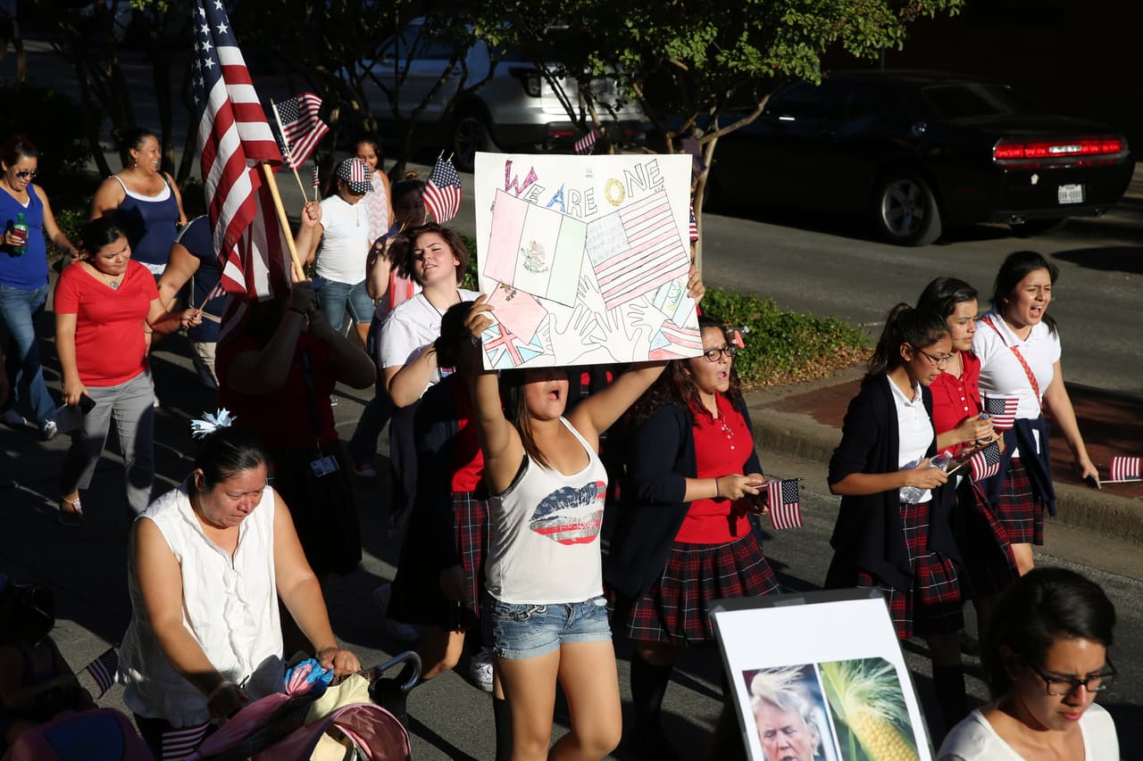 Hispanos, americanos y afroamericanos unidos contra Donald Trump
