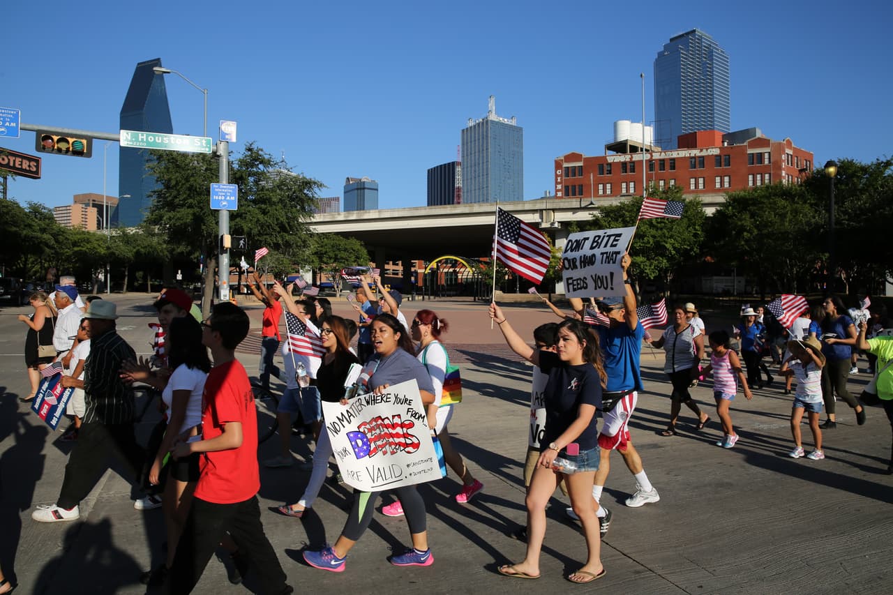 Hispanos, americanos y afroamericanos unidos contra Donald Trump