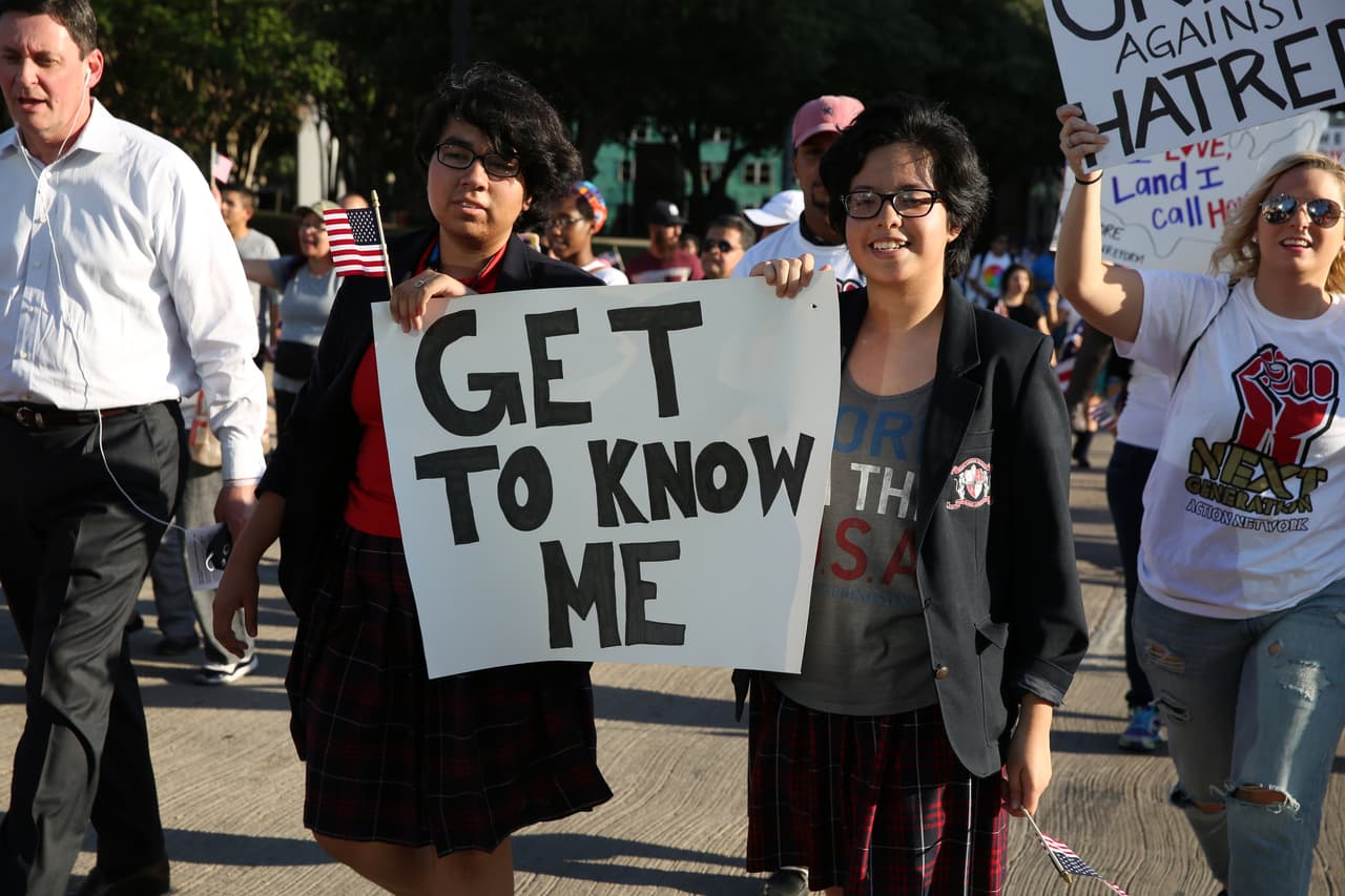 Hispanos, americanos y afroamericanos unidos contra Donald Trump